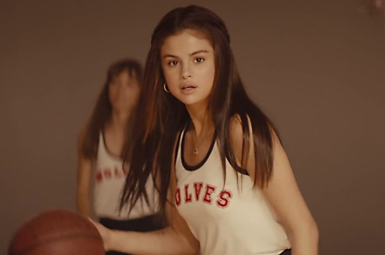 Selena Gomez prodaje dres koji je nosila u spotu za ‘Bad Liar’ i to po pristupačnoj ceni