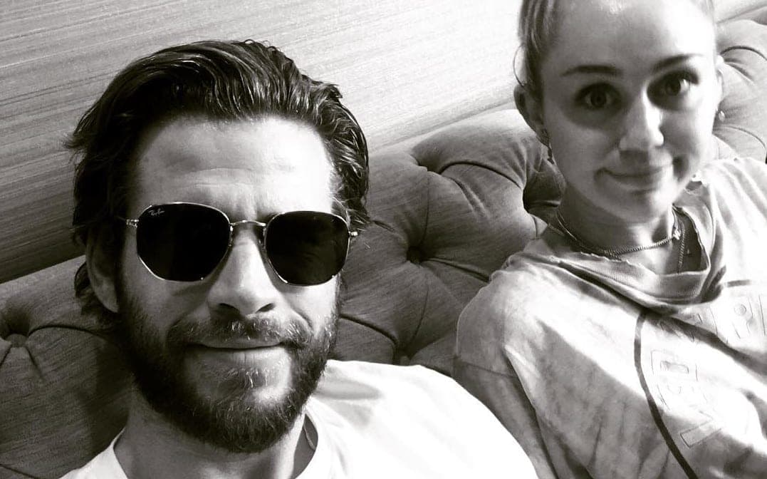 Šta žele da nam poruče? Liam Hemsworth uočen sa burmom