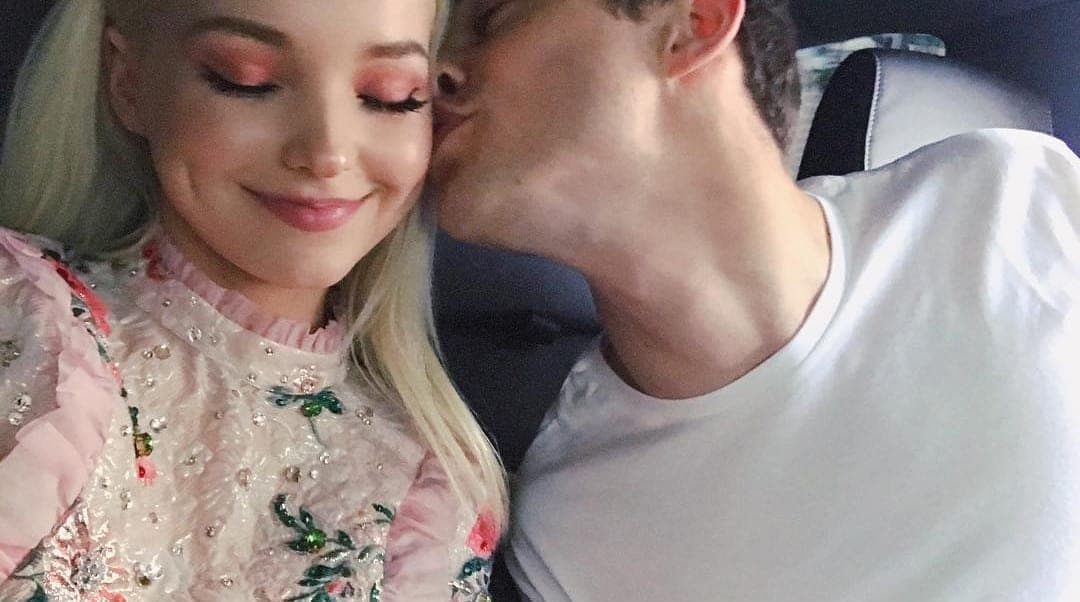 Dove Cameron oštro odgovorila fanu koji je naziva divom, njen dečko pritrčao u pomoć