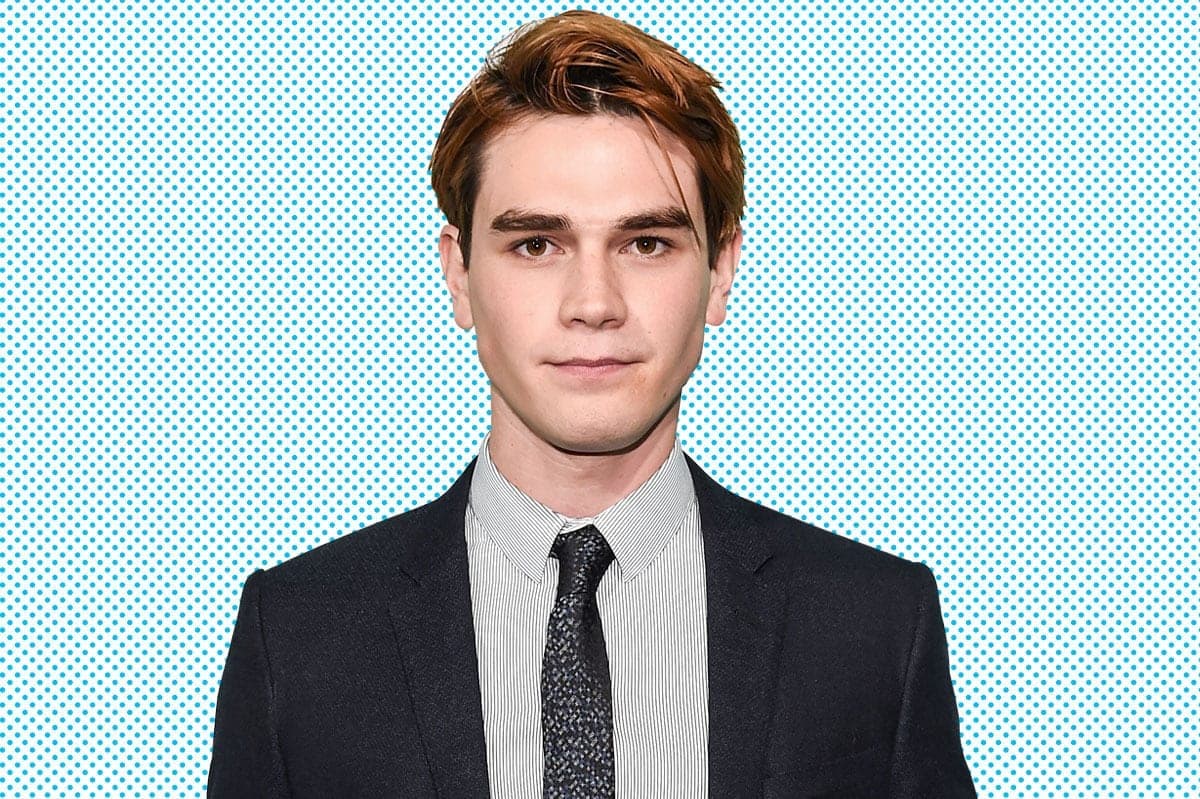 Ponovo zabrinuo fanove: KJ Apa polomio ruku (FOTO)