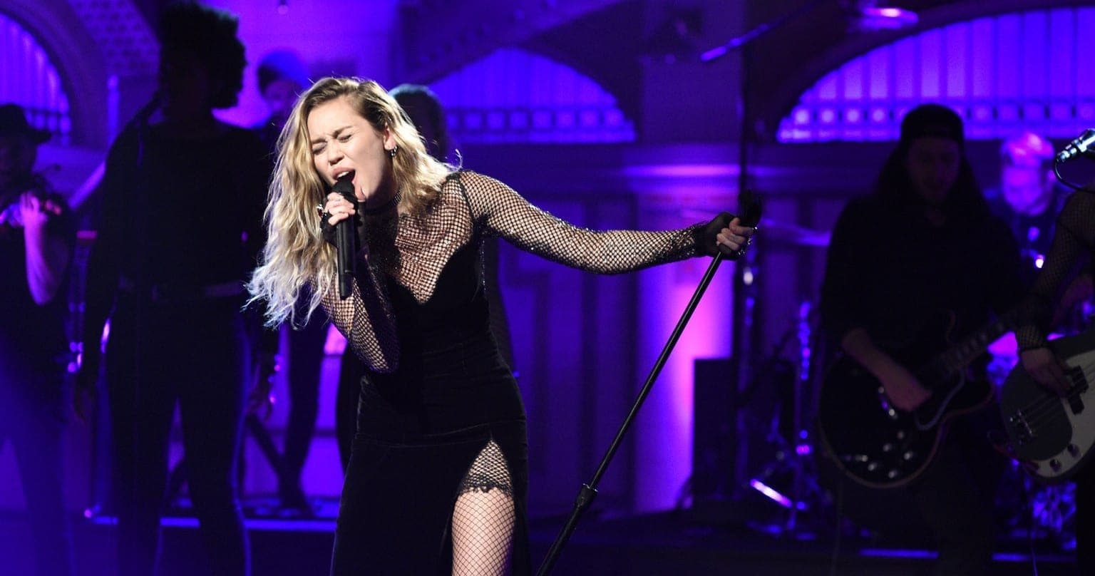 Ceo studio je ostao bez daha: Miley prvi put izvela ‘Bad Mood’ i ‘I Would Die for You’