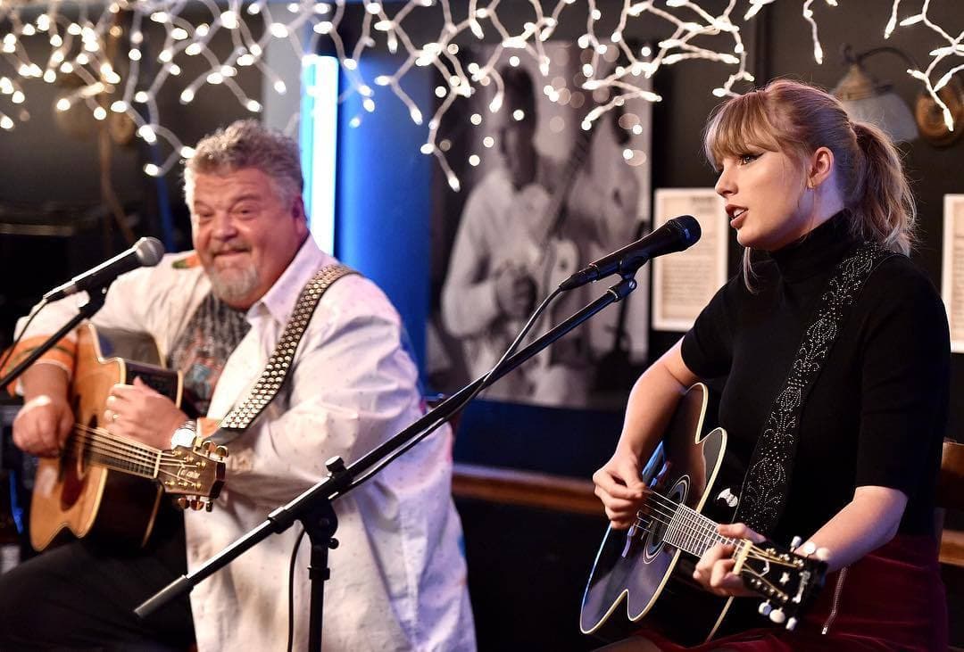 Taylor Swift imala nastup iznenađenja u kafiću u Nešvilu