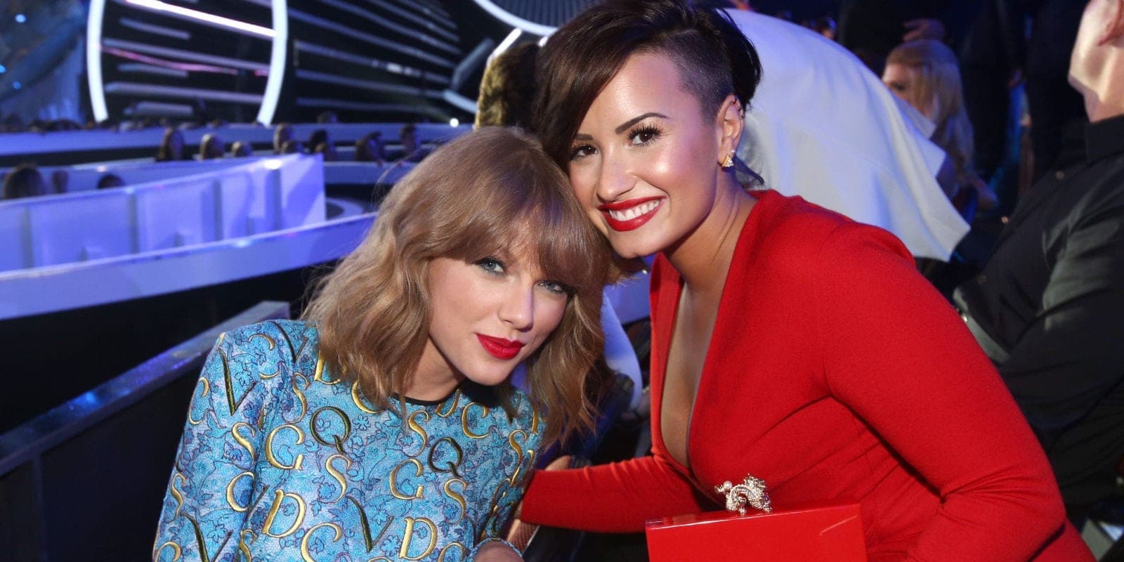 Ceo svet se smeje i proziva Demi Lovato zbog njene reakcije na govor Taylor Swift
